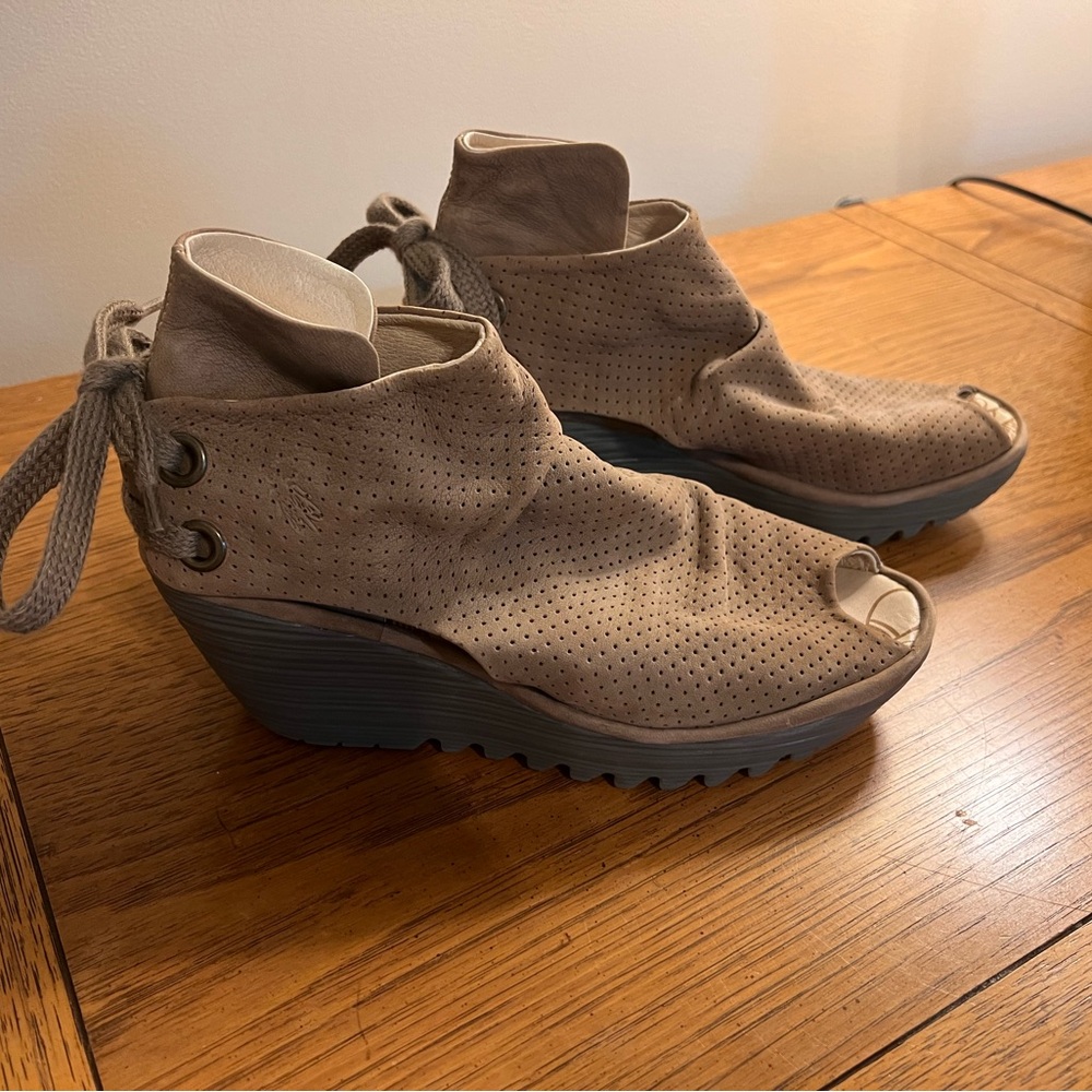 Fly London women’s size 38 tan leather peeptoe tie-back wedge sandals.